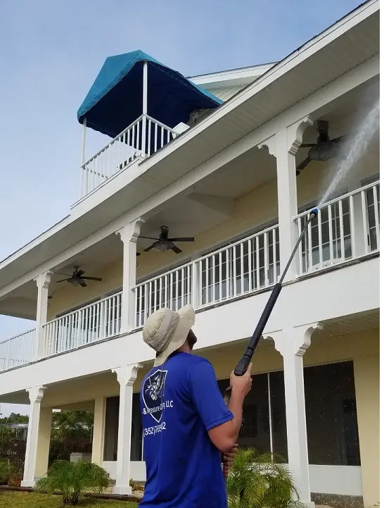 Soft wash siding cleaning service removes algae and mildew safely